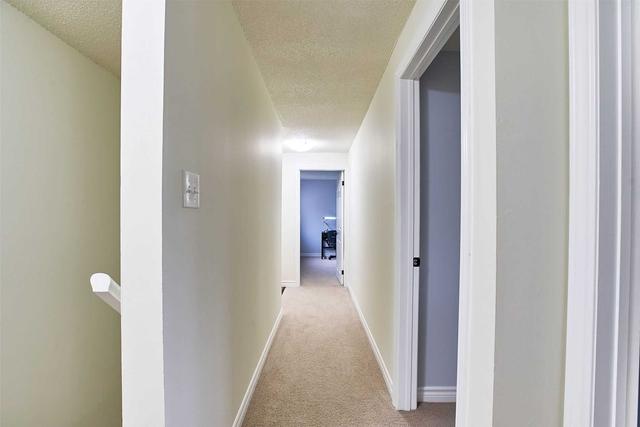 120 - 120 Nonquon Rd, Townhouse with 3 bedrooms, 1 bathrooms and 1 parking in Oshawa ON | Image 3