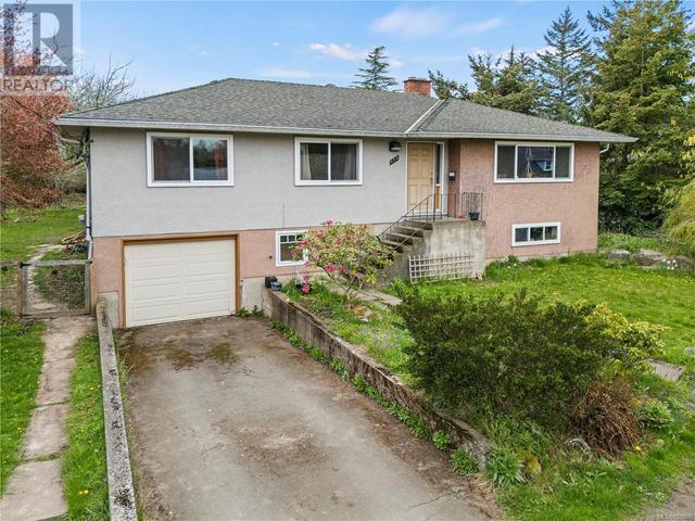 977 Lovat Ave, House detached with 5 bedrooms, 3 bathrooms and 2 parking in Saanich BC | Image 2