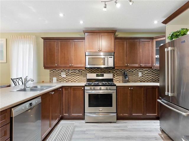 563 Grey Street, House semidetached with 3 bedrooms, 2 bathrooms and 1 parking in Brantford ON | Image 4