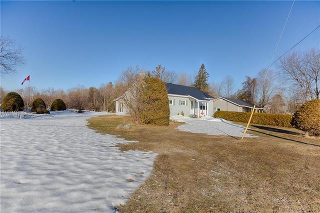 8731 60 Highway, House detached with 3 bedrooms, 1 bathrooms and 6 parking in North Algona Wilberforce ON | Image 2