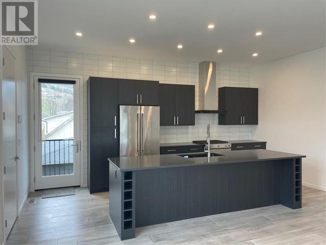 671 Ellis Street, House detached with 3 bedrooms, 3 bathrooms and 3 parking in Kelowna BC | Image 14