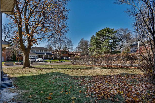 19 Silverthorne Bush Dr, House detached with 5 bedrooms, 3 bathrooms and 6 parking in Toronto ON | Image 21