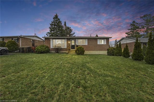 674 Sussex Boulevard, House detached with 4 bedrooms, 2 bathrooms and 2 parking in Kingston ON | Image 1