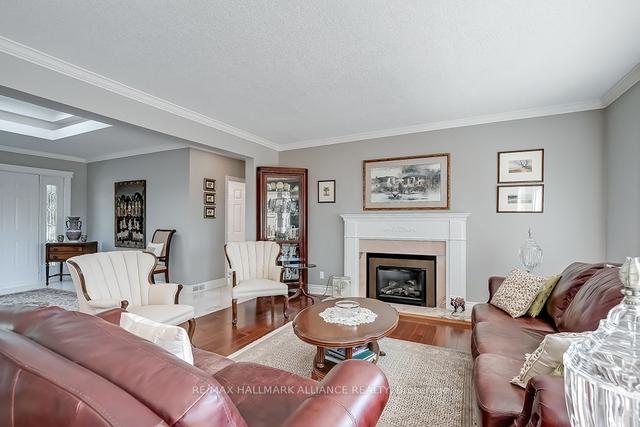 258 Westwood Dr, House detached with 3 bedrooms, 3 bathrooms and 8 parking in Oakville ON | Image 2