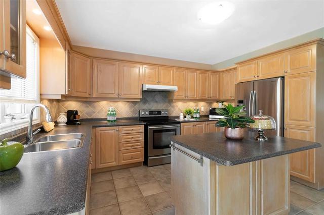 60 St. Michele Pl, House detached with 4 bedrooms, 3 bathrooms and 6 parking in Vaughan ON | Image 2