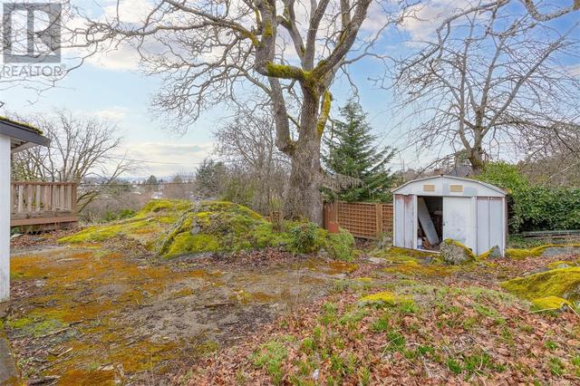 976 Cloverdale Ave, House detached with 2 bedrooms, 1 bathrooms and 3 parking in Saanich BC | Image 22