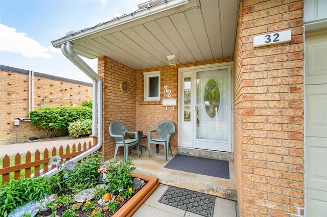 32 Carisbrooke Crt, Townhouse with 3 bedrooms, 2 bathrooms and 2 parking in Brampton ON | Image 34