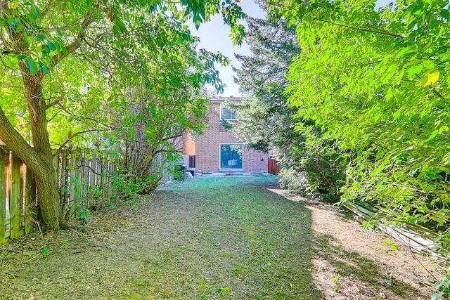60 Lady Churchill Crt, House attached with 3 bedrooms, 3 bathrooms and 4 parking in Toronto ON | Image 29