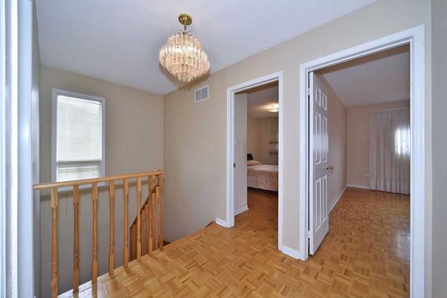 24 Thurso Clse, House semidetached with 3 bedrooms, 2 bathrooms and 3 parking in Vaughan ON | Image 9