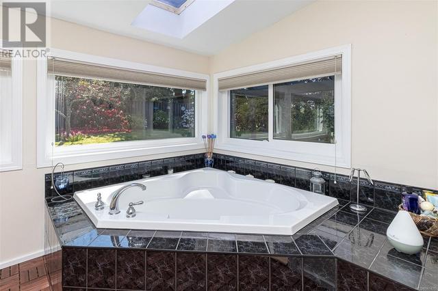 559 Kenneth St, House detached with 4 bedrooms, 3 bathrooms and 4 parking in Saanich BC | Image 28