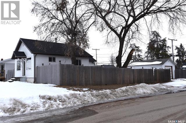 622 6th Avenue W, House detached with 2 bedrooms, 2 bathrooms and null parking in Nipawin SK | Image 2