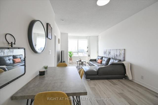 818 - 16 Dallimore Circ, Condo with 2 bedrooms, 2 bathrooms and 1 parking in Toronto ON | Image 4