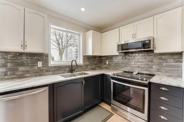 60 Kingsridge Rd, House detached with 4 bedrooms, 3 bathrooms and 6 parking in Barrie ON | Image 2