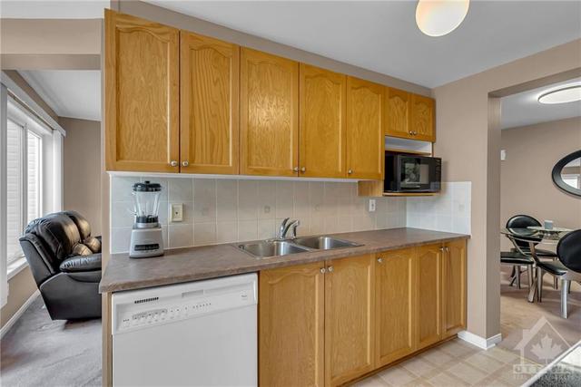 2219 Brockstone Crescent, Townhouse with 3 bedrooms, 3 bathrooms and 3 parking in Ottawa ON | Image 9