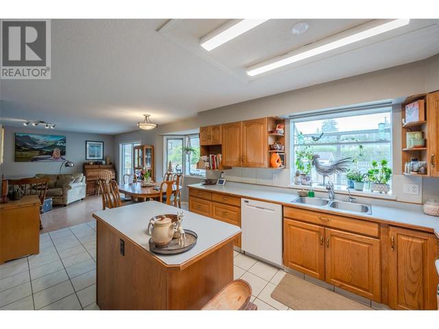 166 Heather Place, House detached with 5 bedrooms, 3 bathrooms and 2 parking in Penticton BC | Image 12