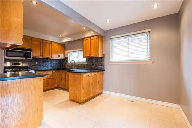1000 Mcbride Ave, House detached with 3 bedrooms, 3 bathrooms and 2 parking in Mississauga ON | Image 6