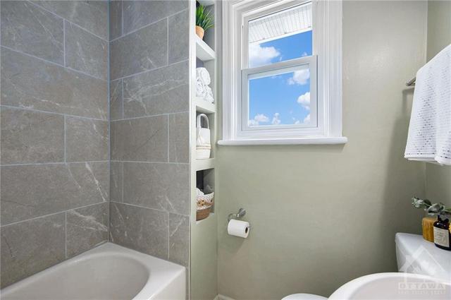 1258 Shillington Avenue, Townhouse with 3 bedrooms, 1 bathrooms and 2 parking in Ottawa ON | Image 16