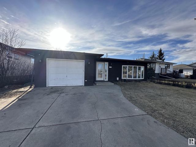 9514 101 St, House detached with 3 bedrooms, 2 bathrooms and null parking in Morinville AB | Image 2