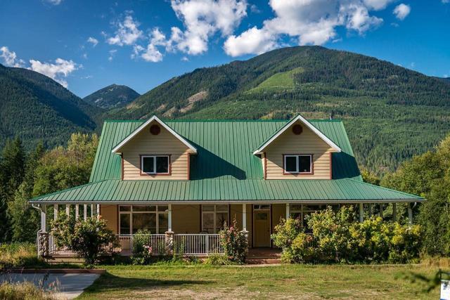 6291 Mill Creek Road, House detached with 4 bedrooms, 3 bathrooms and 10 parking in Central Kootenay E BC | Image 3