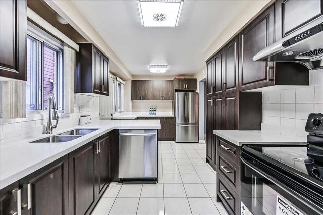 116 Micmac Cres, House semidetached with 4 bedrooms, 4 bathrooms and 4 parking in Toronto ON | Image 3