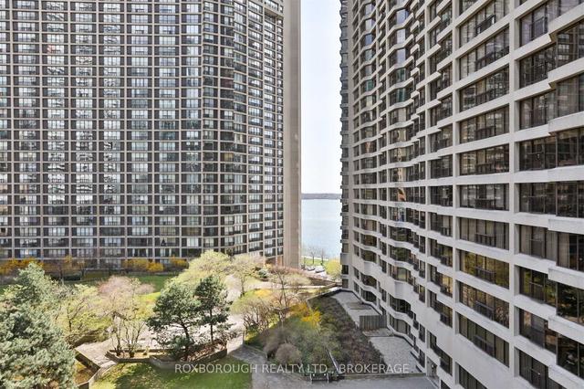 1318 - 55 Harbour Sq, Condo with 2 bedrooms, 2 bathrooms and 1 parking in Toronto ON | Image 18