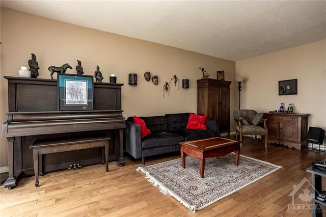 141 - 2166 Loyola Avenue, Townhouse with 3 bedrooms, 2 bathrooms and 1 parking in Ottawa ON | Image 4