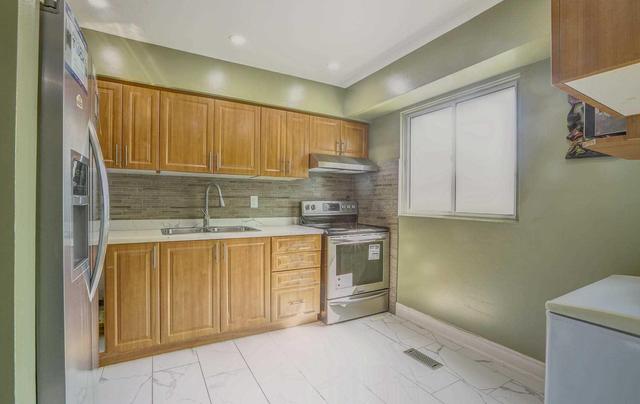 124 Baronwood Crt, Townhouse with 3 bedrooms, 2 bathrooms and 1 parking in Brampton ON | Image 4