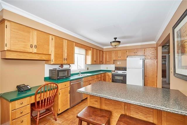 7913 Trackview St, House detached with 2 bedrooms, 2 bathrooms and 4 parking in Niagara Falls ON | Image 5