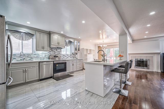 52 Yatesbury Rd, House semidetached with 4 bedrooms, 4 bathrooms and 6 parking in Toronto ON | Image 1