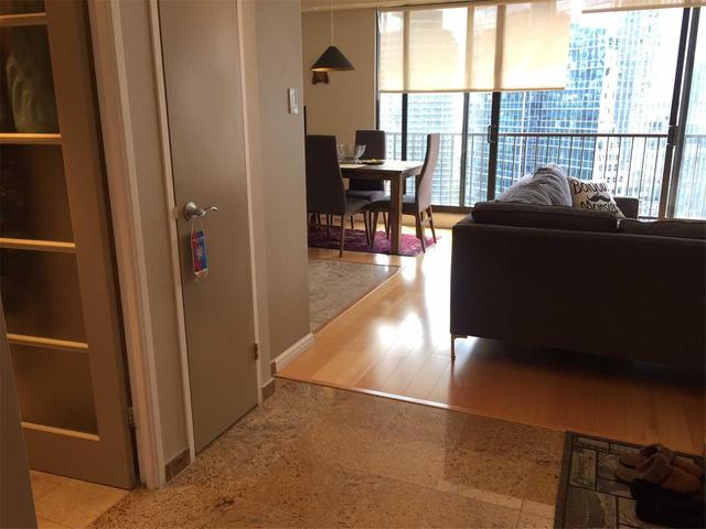 2827 - 33 Harbour Sq, Condo with 1 bedrooms, 1 bathrooms and 1 parking in Toronto ON | Image 4