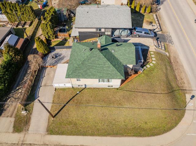 574 7th Avenue, House detached with 3 bedrooms, 2 bathrooms and null parking in Castlegar BC | Image 13