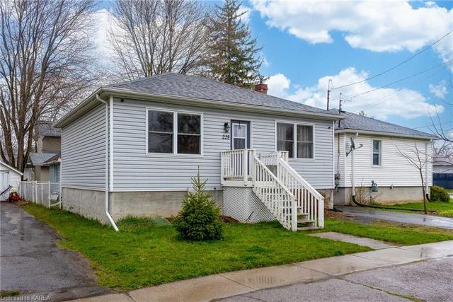 225 Robert Street, House detached with 2 bedrooms, 1 bathrooms and 1 parking in Greater Napanee ON | Image 12