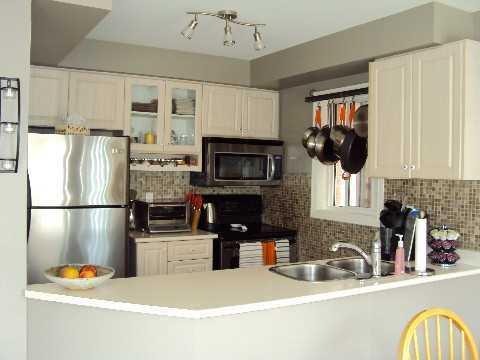 809 Ashprior Ave, House attached with 3 bedrooms, 3 bathrooms and 3 parking in Mississauga ON | Image 2