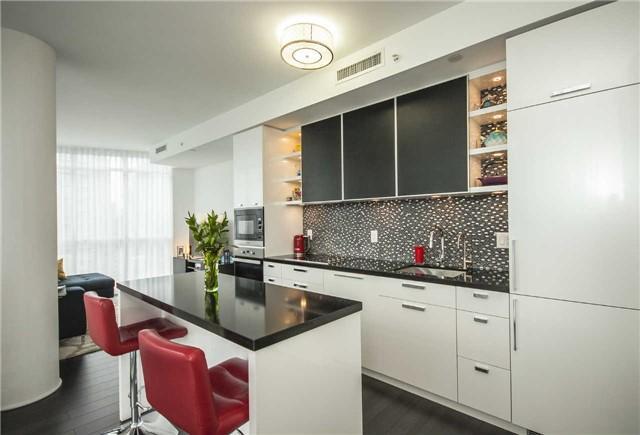 1807 - 32 Davenport Rd, Condo with 2 bedrooms, 2 bathrooms and 1 parking in Toronto ON | Image 8