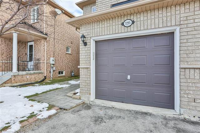 3295 Raindance Crescent, House semidetached with 3 bedrooms, 2 bathrooms and 3 parking in Mississauga ON | Image 3