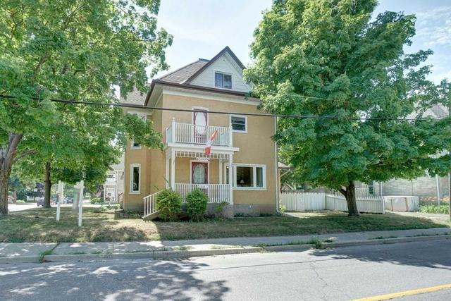 318 Queen St W, House detached with 4 bedrooms, 2 bathrooms and 6 parking in Cambridge ON | Image 12