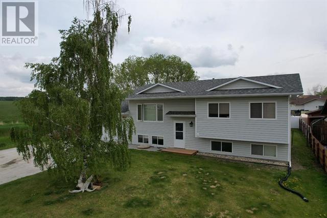 1122 7 Avenue W, House detached with 4 bedrooms, 2 bathrooms and 4 parking in Beaverlodge AB | Image 2