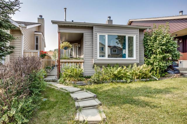 105 Castledale Way Ne, House detached with 3 bedrooms, 2 bathrooms and 1 parking in Calgary AB | Image 1