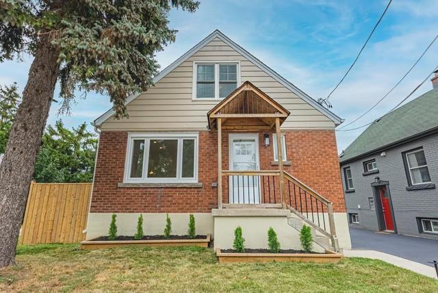 587 Queensdale Avenue E, House detached with 4 bedrooms, 3 bathrooms and 5 parking in Hamilton ON | Card Image