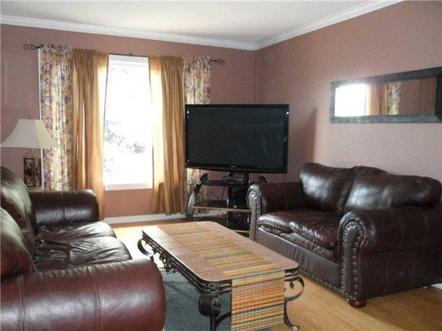 856 Beatrice St E, House detached with 2 bedrooms, 2 bathrooms and 2 parking in Oshawa ON | Image 2