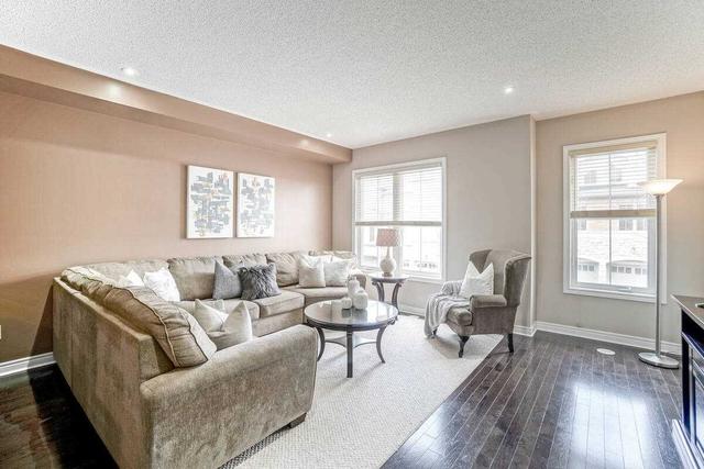 19 Cedar Lake Cres, Townhouse with 3 bedrooms, 4 bathrooms and 2 parking in Brampton ON | Image 3