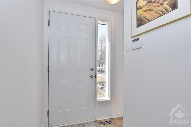207 Ridgepark Private, Townhouse with 3 bedrooms, 3 bathrooms and 1 parking in Ottawa ON | Image 3