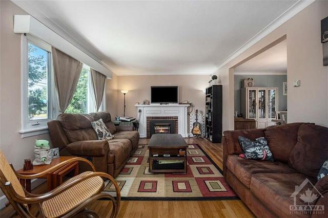271 Mcarthur Avenue, House detached with 2 bedrooms, 2 bathrooms and 3 parking in Ottawa ON | Image 3