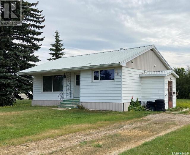 107 Main Street, House detached with 3 bedrooms, 2 bathrooms and null parking in Lanigan SK | Image 1