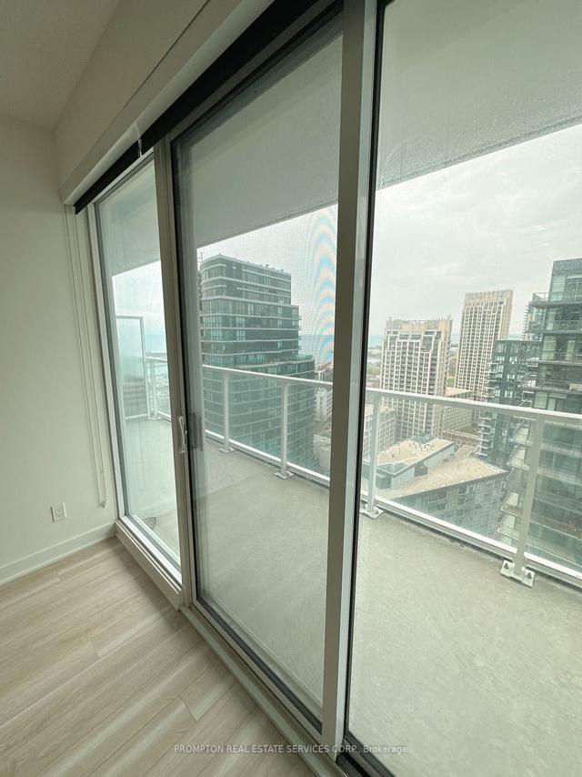 3701 - 19 Bathurst St, Condo with 1 bedrooms, 1 bathrooms and 1 parking in Toronto ON | Image 2