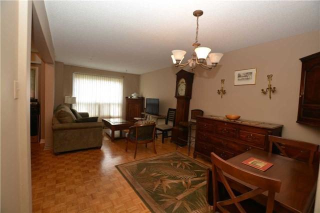 33 Enmount Dr, Townhouse with 3 bedrooms, 2 bathrooms and 1 parking in Brampton ON | Image 6