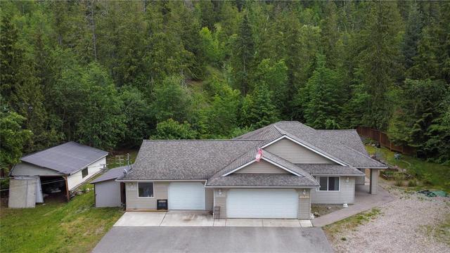 9038 Hummingbird Drive, House detached with 3 bedrooms, 3 bathrooms and 16 parking in Columbia Shuswap E BC | Image 10