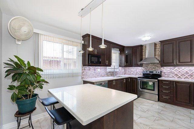 7343 Sigsbee Dr, House semidetached with 4 bedrooms, 3 bathrooms and 4 parking in Mississauga ON | Image 2