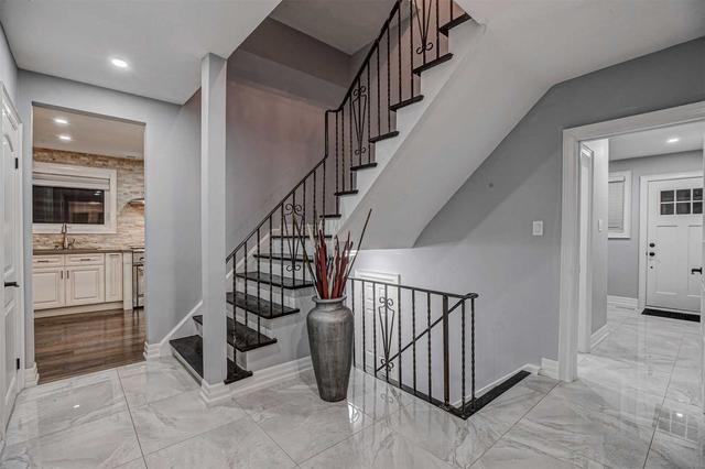 14 Sherin Crt, House detached with 4 bedrooms, 3 bathrooms and 6 parking in Toronto ON | Image 4