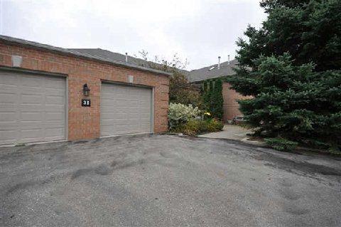 4 - 31 Reddington Dr, Condo with 2 bedrooms, 3 bathrooms and 1 parking in Caledon ON | Image 2